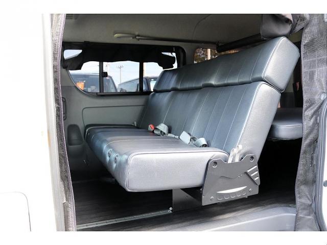 レジアスエースバン ロングワイドスーパーGL フローリング施工 バタフライセカンドシート ベットキット 防虫ネット ルームキャリア シートカバー イクリプスナビ 後席フリップダウンモニター ETC インナーブラックヘッドライト(5枚目)