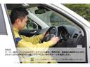 <グー鑑定>運転席:メーター確認、ハンドルのガタ・エアコンの動作・警告灯等、電装品の確認を行います。合わせて室内全体の汚れ・傷・コゲ・におい等のダメージを確認します。
