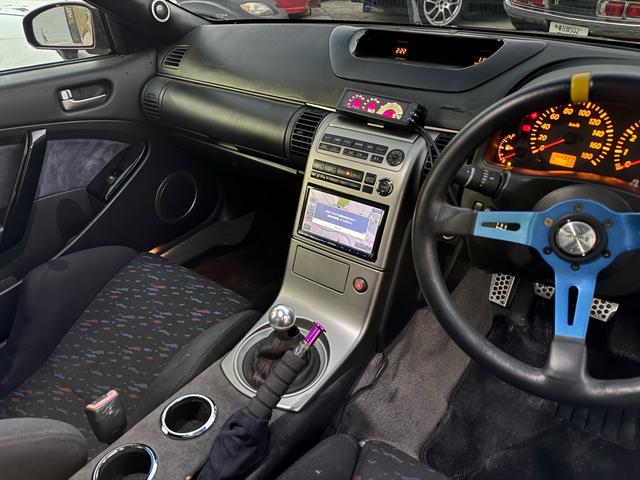 スカイライン ３５０ＧＴ　プレミアム　即ドリ仕様，６速ＭＴ，ＨＰＩラジエタ，ＨＰＩオイルクーラー，マフラー，ＯＲＣクラッチ，ニスモデフ，切角ＵＰ，ロベルタ，車高調，マジョーラオールペン，フルエアロ，ＷＯＲＫ２０インチ，セキュリティｅｔｃ．（11枚目）