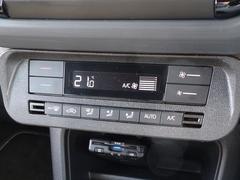 専用のエアコン移設キットで純正と同じようなクオリティで取り付けられております。純正オーディオは助手席下に移設されております。 4