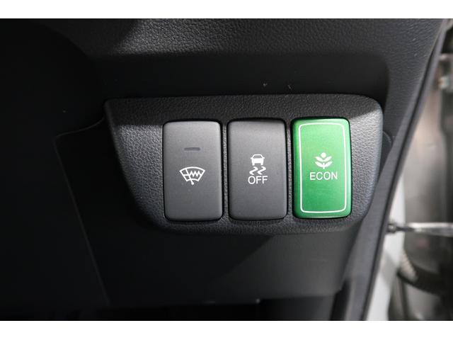フィットハイブリッド XHセレクション ホンダ認定中古車1年保証付 クルーズコントロール ETC ナビゲーション CD アルミホイール ディスチャージライト スマートキー シートヒーター オートエアコン ハイブリッド バックモニター(16枚目)