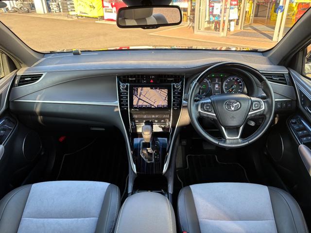 ハリアーハイブリッド プレミアム アドバンスドパッケージ スタイルアッシュ 4WD 禁煙車 衝突軽減 JBLサウンドナビ 全方位カメラ 地デジ Bluetooth接続 ETC コーナーセンサー シートヒーター 電動バックドア レーダークルコン メモリー付電動ハーフレザーシート(3枚目)