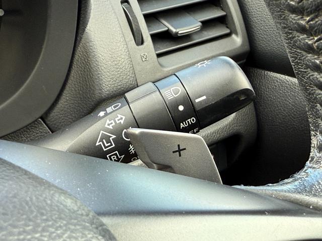 【オートライト】周囲の明るさに合わせてライトの点灯／消灯を自動的に行ってくれます。