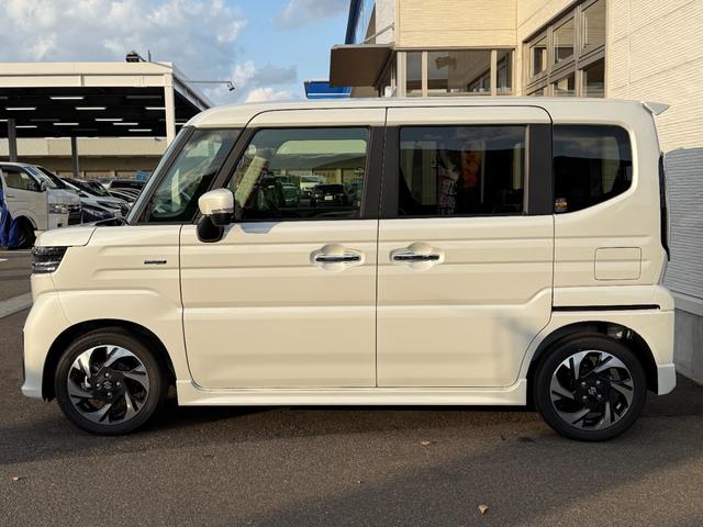 スペーシアカスタム ハイブリッドＸＳターボ【４ＷＤ】【届出済み未使用車】　全方位モニター付き９インチメモリーナビ　Ｂｌｕｅｔｏｏｔｈ　フルセグ　バック・サイド・フロントカメラ　両側電動スライド　追従型クルコン　後席オットマン　コーナーセンサー　シートヒーター　オートＬＥＤ（19枚目）