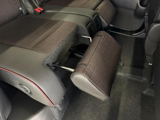 スペーシアカスタム ハイブリッドＸＳターボ【４ＷＤ】【届出済み未使用車】　全方位モニター付き９インチメモリーナビ　Ｂｌｕｅｔｏｏｔｈ　フルセグ　バック・サイド・フロントカメラ　両側電動スライド　追従型クルコン　後席オットマン　コーナーセンサー　シートヒーター　オートＬＥＤ（31枚目）