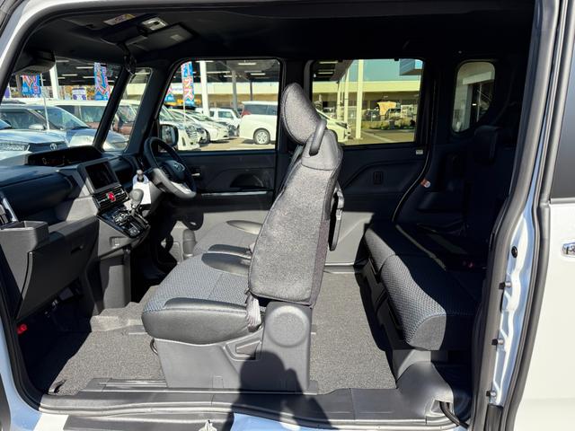 タント カスタムRSリミテッド【4WDターボ】【届出済み未使用車】 新品ナビ取付 バックカメラ 全方位カメラ ETC 追従型クルコン 両側電動スライド スマートキー シートヒーター ハーフレザー 純正アルミ コーナーセンサー 衝突軽減ブレーキ 横滑り防止 オートLED(25枚目)