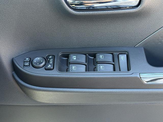 タント カスタムRSリミテッド【4WDターボ】【届出済み未使用車】 新品ナビ取付 バックカメラ 全方位カメラ ETC 追従型クルコン 両側電動スライド スマートキー シートヒーター ハーフレザー 純正アルミ コーナーセンサー 衝突軽減ブレーキ 横滑り防止 オートLED(39枚目)