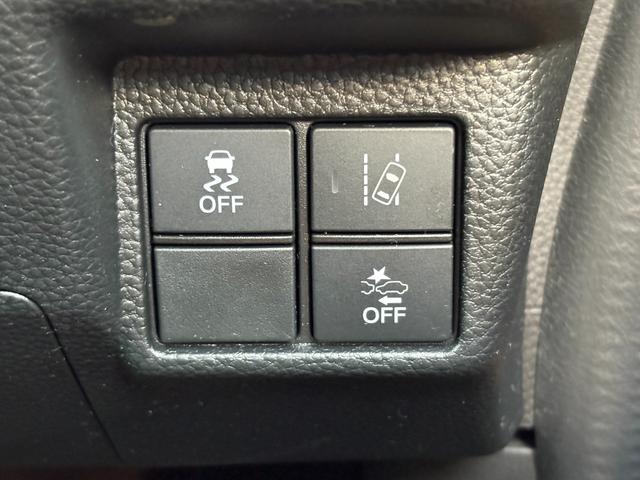 【衝突被害軽減装置】走行中に前方の車両等を認識し、警報とブレーキで衝突回避をサポートします。