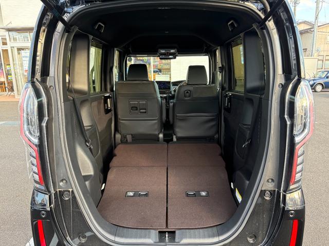 店内のキッズコーナーには人気ゲームやＤＶＤをご用意、ＴＶ・雑誌も取り揃えておりますので整備待ち時間でも退屈致しません♪各種お飲み物のご用意、お子様にはお菓子をプレゼントしております♪