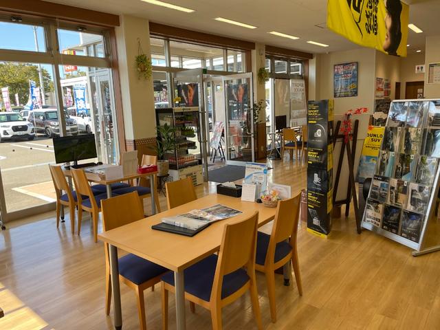 各商談テーブルに設置したＰＣで他店の在庫も一発検索！必ずお客様の希望に沿った一台が見つかります！