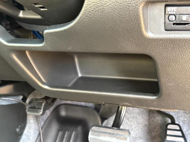 店内のキッズコーナーには人気ゲームやＤＶＤをご用意、ＴＶ・雑誌も取り揃えておりますので整備待ち時間でも退屈致しません♪各種お飲み物のご用意、お子様にはお菓子をプレゼントしております♪