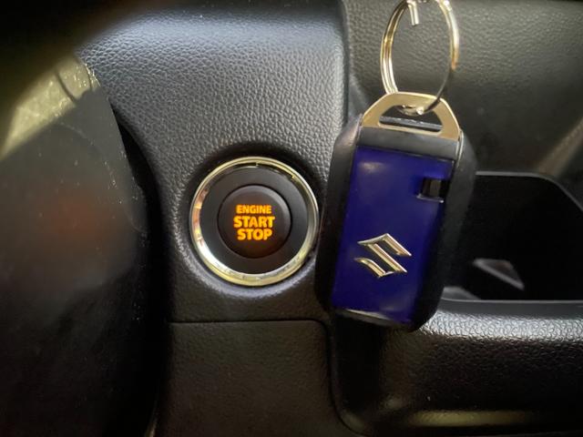 【スマートキー＆プッシュスタート】鍵をポケットやカバンに入れたままドアの解錠と施錠、エンジンの始動までできます。