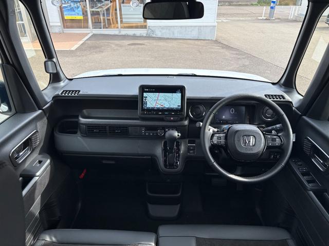 Ｎ－ＢＯＸカスタム ターボ【４ＷＤ】【届出済未使用車】【純正８インチナビ】　【衝突軽減＆レーンアシスト】レーダークルコン　両側電動スライドドア　コーナーセンサー　フルセグ　バックカメラ　Ｂｌｕｅｔｏｏｔｈ再生　シートヒーター　ハーブレザーシート　ＬＥＤオートライト　純正アルミ（3枚目）