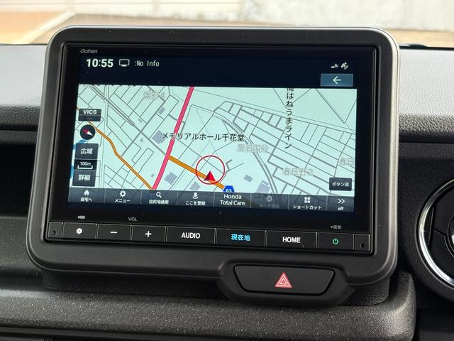 Ｎ－ＢＯＸカスタム ターボ【４ＷＤ】【届出済未使用車】【純正８インチナビ】　【衝突軽減＆レーンアシスト】レーダークルコン　両側電動スライドドア　コーナーセンサー　フルセグ　バックカメラ　Ｂｌｕｅｔｏｏｔｈ再生　シートヒーター　ハーブレザーシート　ＬＥＤオートライト　純正アルミ（4枚目）