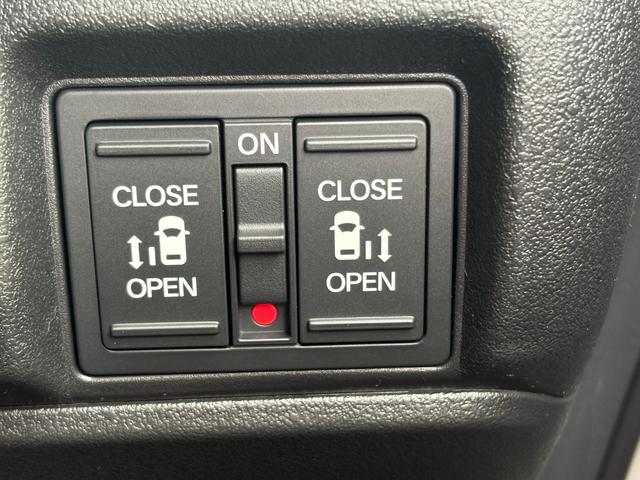 Ｎ－ＢＯＸカスタム ターボ【４ＷＤ】【届出済未使用車】【純正８インチナビ】　【衝突軽減＆レーンアシスト】レーダークルコン　両側電動スライドドア　コーナーセンサー　フルセグ　バックカメラ　Ｂｌｕｅｔｏｏｔｈ再生　シートヒーター　ハーブレザーシート　ＬＥＤオートライト　純正アルミ（7枚目）