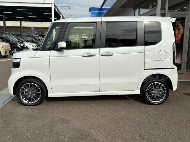 Ｎ－ＢＯＸカスタム ターボ【４ＷＤ】【届出済未使用車】【純正８インチナビ】　【衝突軽減＆レーンアシスト】レーダークルコン　両側電動スライドドア　コーナーセンサー　フルセグ　バックカメラ　Ｂｌｕｅｔｏｏｔｈ再生　シートヒーター　ハーブレザーシート　ＬＥＤオートライト　純正アルミ（17枚目）