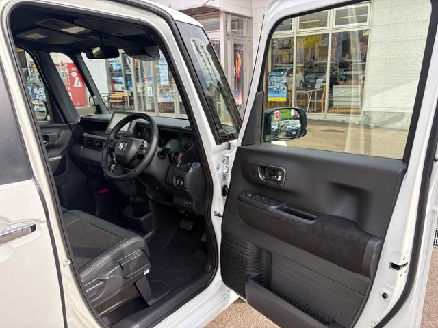 Ｎ－ＢＯＸカスタム ターボ【４ＷＤ】【届出済未使用車】【純正８インチナビ】　【衝突軽減＆レーンアシスト】レーダークルコン　両側電動スライドドア　コーナーセンサー　フルセグ　バックカメラ　Ｂｌｕｅｔｏｏｔｈ再生　シートヒーター　ハーブレザーシート　ＬＥＤオートライト　純正アルミ（21枚目）