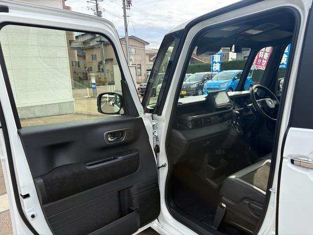 Ｎ－ＢＯＸカスタム ターボ【４ＷＤ】【届出済未使用車】【純正８インチナビ】　【衝突軽減＆レーンアシスト】レーダークルコン　両側電動スライドドア　コーナーセンサー　フルセグ　バックカメラ　Ｂｌｕｅｔｏｏｔｈ再生　シートヒーター　ハーブレザーシート　ＬＥＤオートライト　純正アルミ（25枚目）