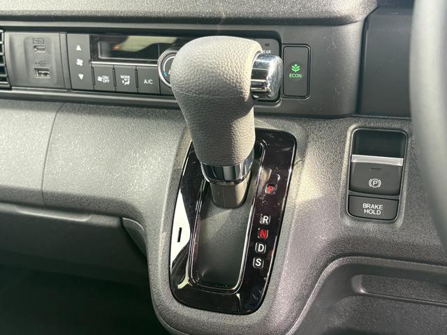 Ｎ－ＢＯＸカスタム ターボ【４ＷＤ】【届出済未使用車】【純正８インチナビ】　【衝突軽減＆レーンアシスト】レーダークルコン　両側電動スライドドア　コーナーセンサー　フルセグ　バックカメラ　Ｂｌｕｅｔｏｏｔｈ再生　シートヒーター　ハーブレザーシート　ＬＥＤオートライト　純正アルミ（37枚目）