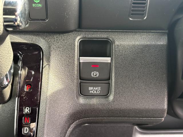 Ｎ－ＢＯＸカスタム ターボ【４ＷＤ】【届出済未使用車】【純正８インチナビ】　【衝突軽減＆レーンアシスト】レーダークルコン　両側電動スライドドア　コーナーセンサー　フルセグ　バックカメラ　Ｂｌｕｅｔｏｏｔｈ再生　シートヒーター　ハーブレザーシート　ＬＥＤオートライト　純正アルミ（38枚目）