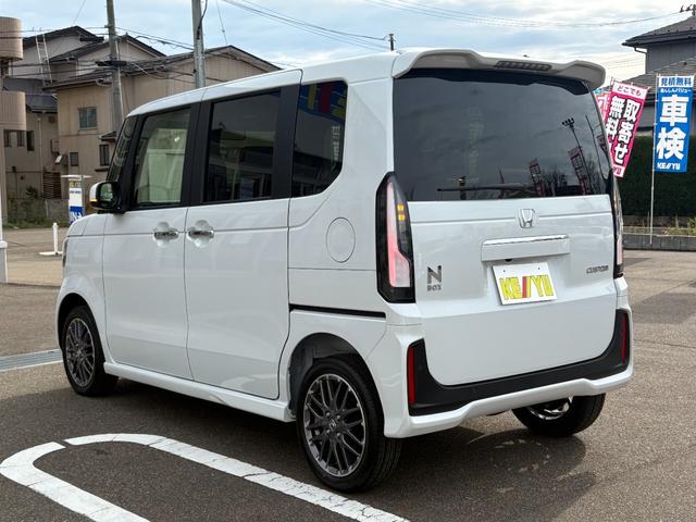 Ｎ－ＢＯＸカスタム ターボ【４ＷＤ】【届出済未使用車】【純正８インチナビ】　【衝突軽減＆レーンアシスト】レーダークルコン　両側電動スライドドア　コーナーセンサー　フルセグ　バックカメラ　Ｂｌｕｅｔｏｏｔｈ再生　シートヒーター　ハーブレザーシート　ＬＥＤオートライト　純正アルミ（60枚目）