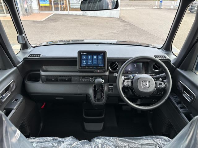 Ｎ－ＢＯＸカスタム ターボ【４ＷＤ】【届出済未使用車】【純正８インチナビ】　【衝突軽減＆レーンアシスト】レーダークルコン　両側電動スライドドア　コーナーセンサー　フルセグ　バックカメラ　Ｂｌｕｅｔｏｏｔｈ再生　シートヒーター　ハーブレザーシート　ＬＥＤオートライト　純正アルミ（3枚目）