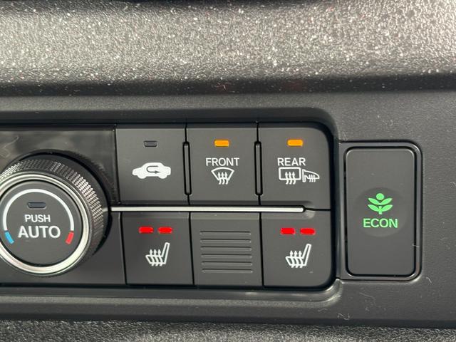 Ｎ－ＢＯＸカスタム ターボ【４ＷＤ】【届出済未使用車】【純正８インチナビ】　【衝突軽減＆レーンアシスト】レーダークルコン　両側電動スライドドア　コーナーセンサー　フルセグ　バックカメラ　Ｂｌｕｅｔｏｏｔｈ再生　シートヒーター　ハーブレザーシート　ＬＥＤオートライト　純正アルミ（8枚目）