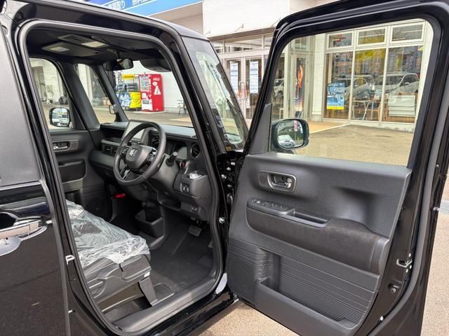 Ｎ－ＢＯＸカスタム ターボ【４ＷＤ】【届出済未使用車】【純正８インチナビ】　【衝突軽減＆レーンアシスト】レーダークルコン　両側電動スライドドア　コーナーセンサー　フルセグ　バックカメラ　Ｂｌｕｅｔｏｏｔｈ再生　シートヒーター　ハーブレザーシート　ＬＥＤオートライト　純正アルミ（21枚目）