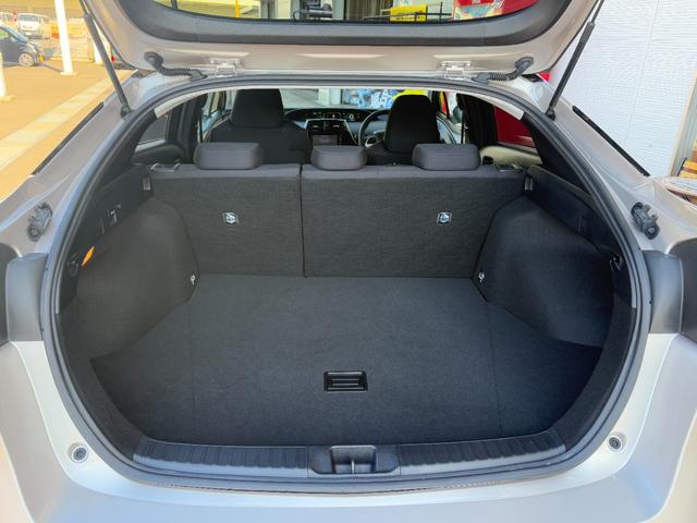 プリウス A【4WD】【禁煙車】【寒冷地仕様】【AC100V電源】 衝突軽減 ブラインドスポットモニター 純正ナビ バックカメラ Bluetooth再生 ETC コーナーセンサー ヘッドアップディスプレイ 追従クルコン LEDオートライト パーキングアシスト ドラレコ(31枚目)