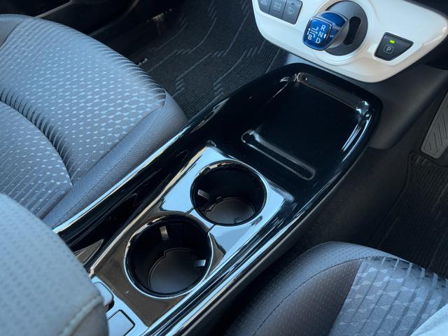 プリウス A【4WD】【禁煙車】【寒冷地仕様】【AC100V電源】 衝突軽減 ブラインドスポットモニター 純正ナビ バックカメラ Bluetooth再生 ETC コーナーセンサー ヘッドアップディスプレイ 追従クルコン LEDオートライト パーキングアシスト ドラレコ(46枚目)