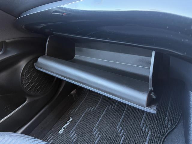 プリウス A【4WD】【禁煙車】【寒冷地仕様】【AC100V電源】 衝突軽減 ブラインドスポットモニター 純正ナビ バックカメラ Bluetooth再生 ETC コーナーセンサー ヘッドアップディスプレイ 追従クルコン LEDオートライト パーキングアシスト ドラレコ(48枚目)