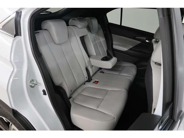 エクリプスクロスＰＨＥＶ Ｐ　禁煙車　スマホ連携ナビ　ライトグレー本革（9枚目）