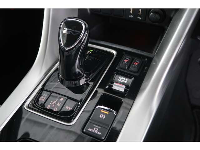 エクリプスクロスＰＨＥＶ Ｐ　禁煙車　スマホ連携ナビ　ライトグレー本革（13枚目）