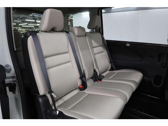 セレナ ハイウェイスターＶ　２ＷＤ　８人乗り　禁煙車　１０型ナビ＋後席モニ（9枚目）