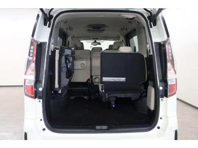 セレナ ハイウェイスターＶ　２ＷＤ　８人乗り　禁煙車　１０型ナビ＋後席モニ（11枚目）