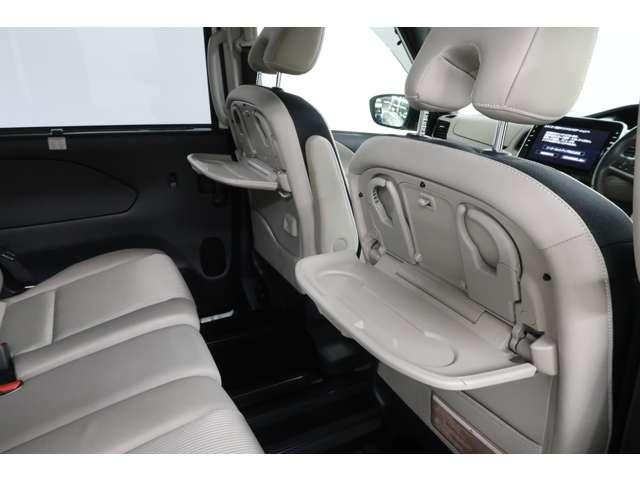 セレナ ハイウェイスターＶ　２ＷＤ　８人乗り　禁煙車　１０型ナビ＋後席モニ（16枚目）