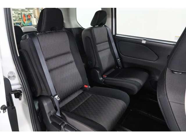 セレナ ｅ－パワー　ハイウェイスターＶ　７人乗り　禁煙車　１０型ナビ＋後席　両側電動（8枚目）