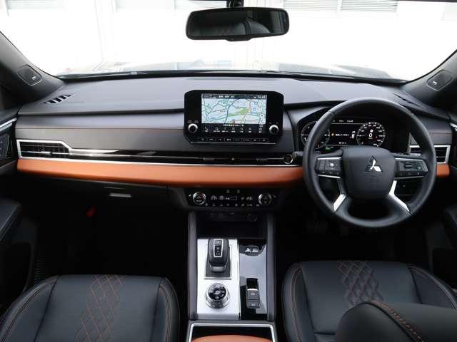 アウトランダーPHEV P 試乗車UP 禁煙車 サンルーフ 本革シート(3枚目)