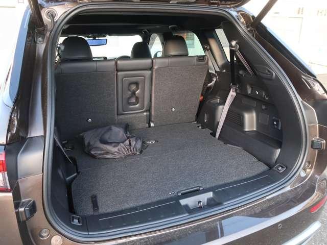 アウトランダーＰＨＥＶ Ｇ　サンルーフ　１２．３型ナビ　ルーフレール（6枚目）