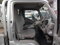 お店の雰囲気を知っていただく為に、車の写真をご覧になられた後に店舗詳細も見ていただければと思います。 4