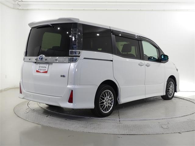 ヴォクシー ハイブリッドＺＳ　煌ＩＩＩ　衝突被害軽減ブレーキ　障害物センサー　車線逸脱警報　ペダ踏み間違抑制装置　先進ライト　クルーズコントロール　シートヒーター　両側電動スライドドア　メモリーナビ・フルセグＴＶ　バックモニター　ＥＴＣ（3枚目）