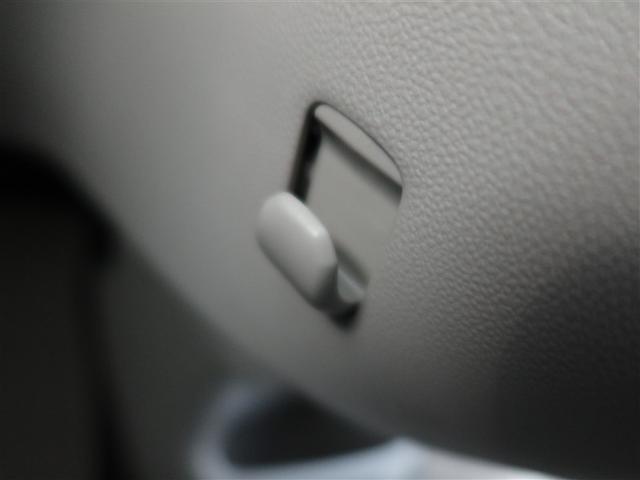 買い物袋などを吊り下げて置くときに使用する買い物フックは使用するとき回転させると現れます。