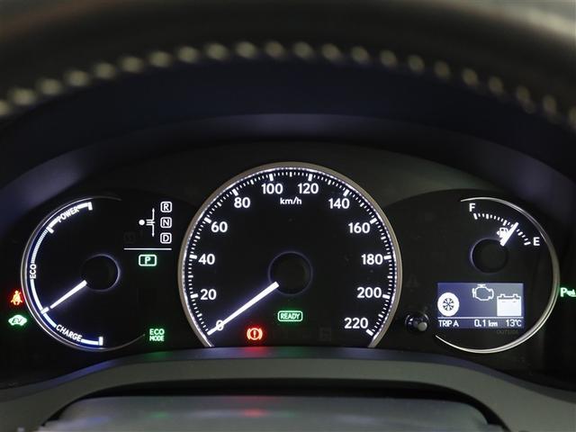 とっても見やすいメーターです。夜間時はラグジュアリーな気分にさせてくれる照明が魅力ですので、夜のドライブも楽しみになりますよ♪