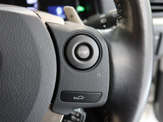 ステアリングスイッチ付き。前方から目を離すことなく操作することが可能です。