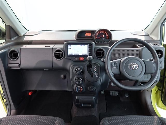 スタイリッシュなデザインのインパネ。各操作スイッチは使いやすい位置に配置されてます。