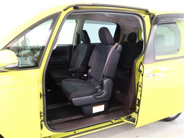 片側パワースライドドア付きだから、狭い駐車スペースなどでの　乗り降りラクラク！小さなお子さまのいるご家庭には嬉しい装備。