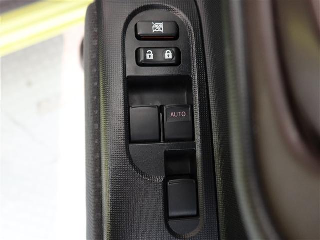 パワーウィンドウのスイッチです。運転席に居ながら窓の開け閉めのコントロールが出来ます。またロック機能で、子供がイタズラして窓を開けるという事もなくなります。