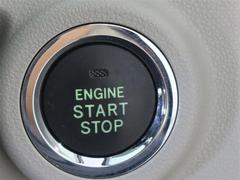 プッシュスタートでエンジンの始動も楽々です。車内に鍵を検知すると鍵を差し込まなくても、こちらのボタンを押すだけでエンジンの始動が可能です。 7
