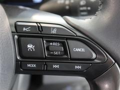 レーダークルーズコントロール（全車速追従機能付）付きです。車速に応じて追従支援してくれるので、ロングドライブも快適です。詳細は販売店スタッフまでおたずねください。 6