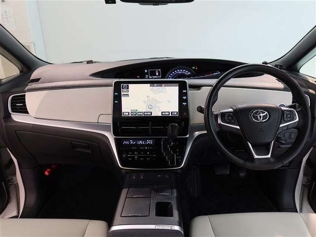 スタイリッシュなデザインのインパネ。各操作スイッチは使いやすい位置に配置されてます。